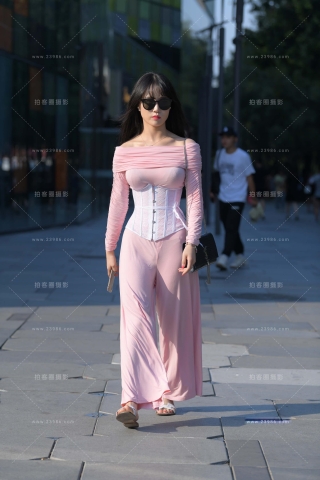 搭讪粉衣粉裤美眉