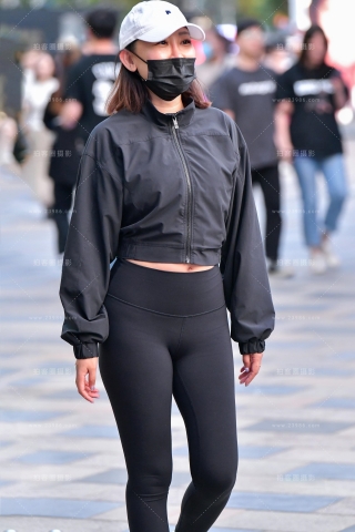 ★韵味黑色紧身裤美女