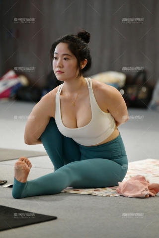 ★白皙微丰腴舒展瑜伽美女