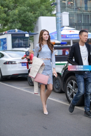 性感的镂空裙街拍美女（完整版）