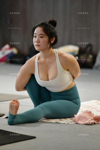 ★白皙微丰腴舒展瑜伽美女