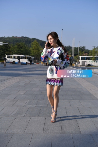 苗条的身材，笔直的腿！