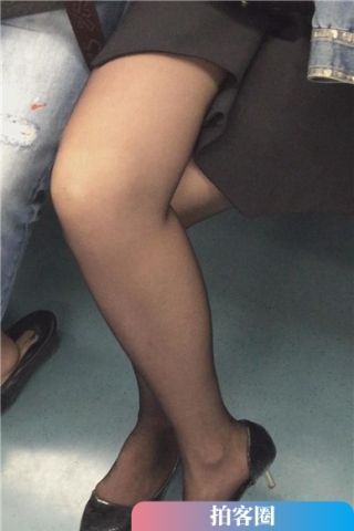 地铁上偶遇高跟鞋超波黑色丝袜OL制服美女（视频版）