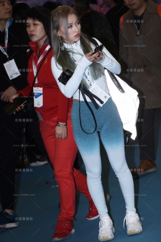 这臀形穿紧身裤正好