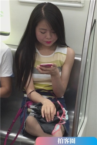 地铁拍摄长发短裙甜美MM（视频版）