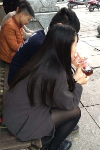 蹲路边喝饮料的黑丝袜美腿青春妹子（视频版）