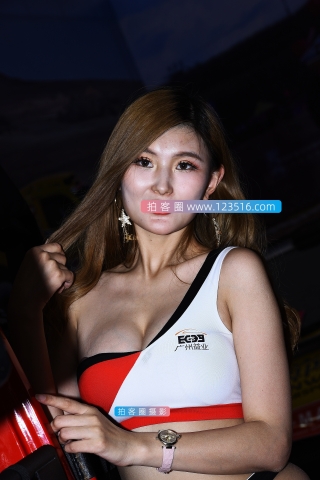 改装车展上的美腿靓模