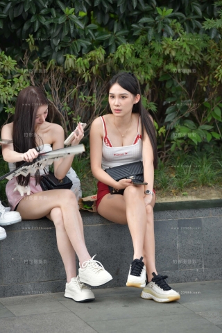 街拍长腿热裤闺蜜