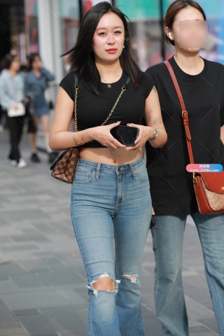 【玻璃街拍】蓝色牛仔裤美女