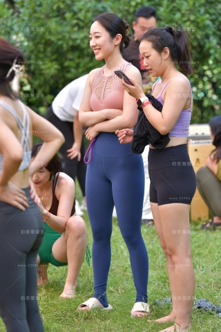 ★蓝色瑜伽紧身裤美女（城市版）（完整版）