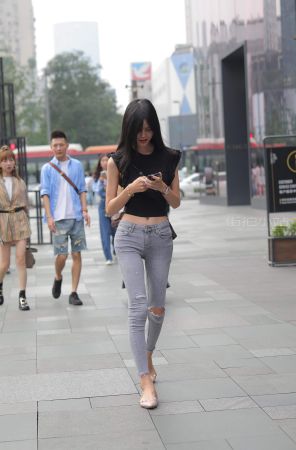 查看完整内容：街拍苗条的紧牛小妹 - 共18张图片