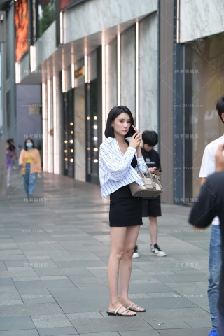 街拍美腿黑色短裙小姐姐