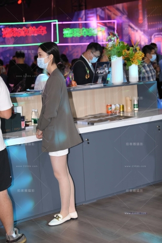 查看完整内容：肉色丝咨客小姐姐 - 共19张图片