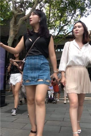 4K 黑衣牛仔裙街拍美腿高跟性感美女 [494 MB]（视频版）