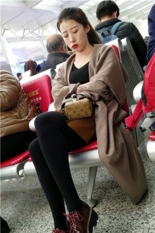 查看完整内容：4k超清，长腿黑丝袜美女，标志五官颜值爆表。（视频版） - 共8张图片