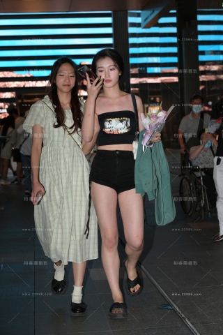 清凉的美腿热裤美眉