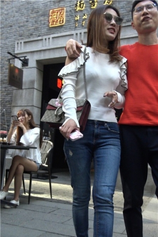 4k-紧身蓝色牛仔裤白衣服性感街拍美女 [1.54 GB]（视频版）