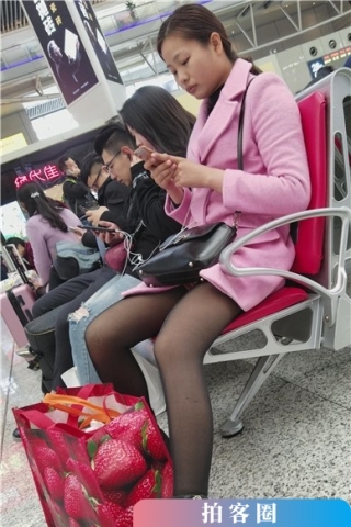 查看完整内容：4k-透露着骚气的黑丝袜粉色外套小姐姐（视频版） - 共6张图片