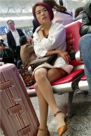 查看完整内容：4k-高铁候车室拍摄极品肉丝袜性感美眉（视频版） - 共8张图片
