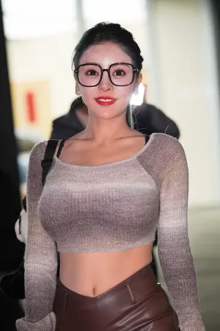 查看完整内容：靓丽丝袜皮短裤美眉（完整版） - 共4张图片