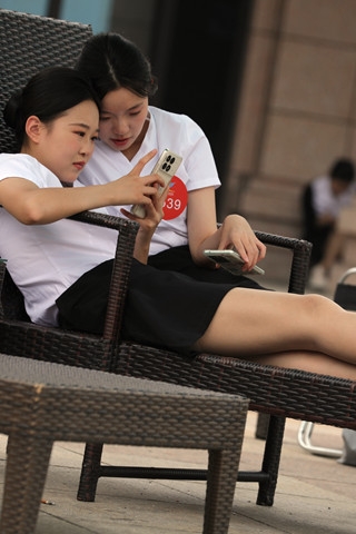 躺长椅上的超薄肉丝腿新空姐姊妹（完整版）