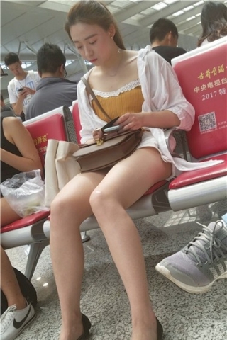 查看完整内容：4k超清，候车室街拍白皙大长腿美女姐姐，颜值爆表腿长身...（视频版） - 共10张图片