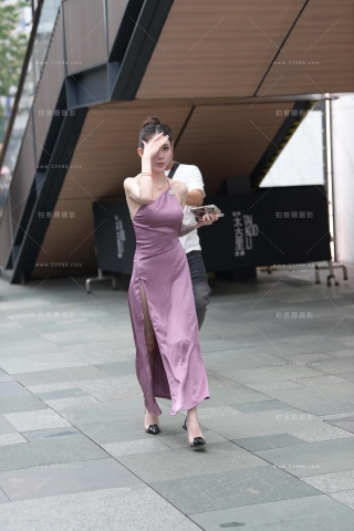 街拍大露背裙性感美女