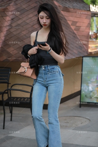 蓝色牛仔裤美女