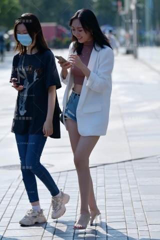 ★两个热裤美女★