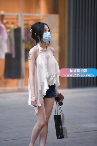 娇小玲珑的女孩