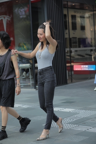 被小姐姐撩人的回眸眼神电到了