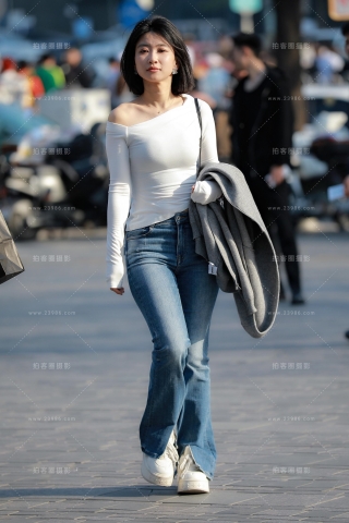 紧身蓝色牛仔裤