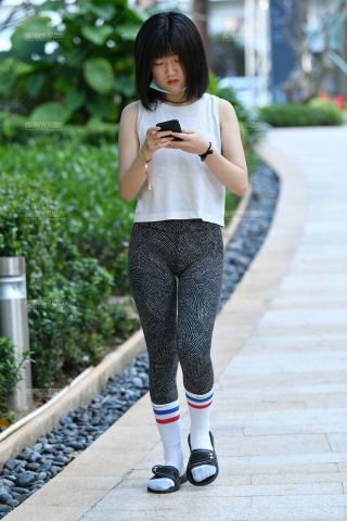 ★专心看手机瑜伽美女