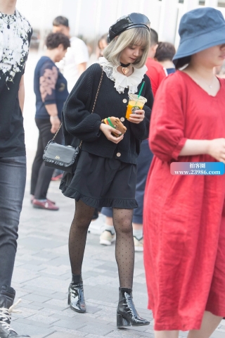 查看完整内容：点点黑丝小美眉 - 共17张图片