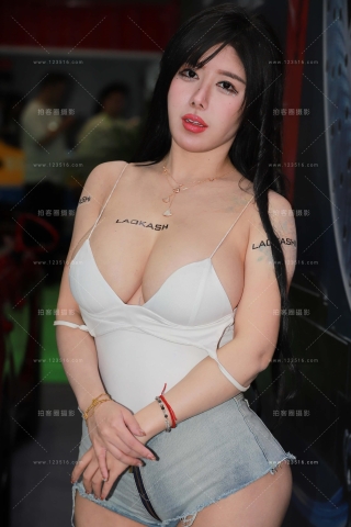 查看完整内容：丰满的网红模特（猪小七） - 共21张图片