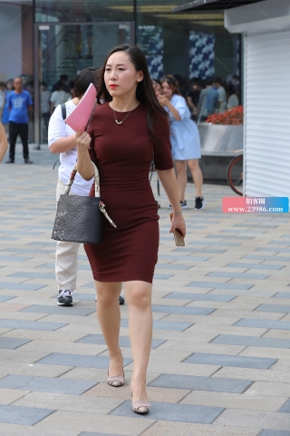 酒红色包臀裙高跟**