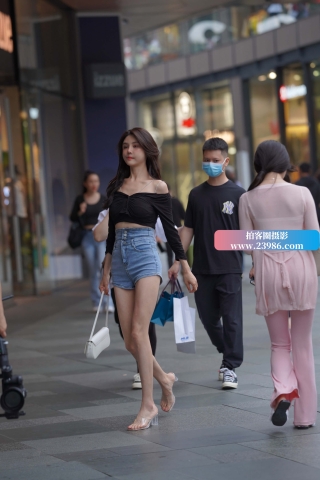 搭讪街拍高腰热裤小姐姐