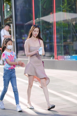 性感辣妈，身材保持得真好。