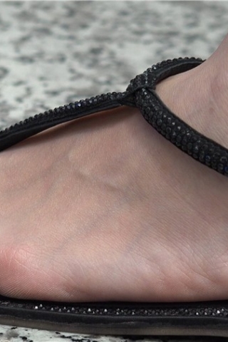 查看完整内容：4K - 美艳动人小姐姐的一双鲜嫩玉足 （视频版） - 共9张图片