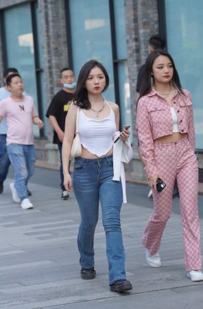 查看完整内容：微胖蓝牛美女的衣服很省布料 - 共23张图片