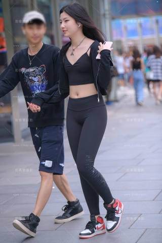 【街拍之魂赛帖】露脐黑色紧身