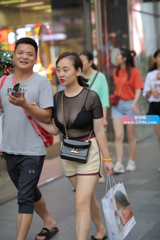 街拍活泼可爱丰满小女友