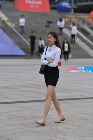 查看完整内容：苗条的工装小姐姐 - 共18张图片