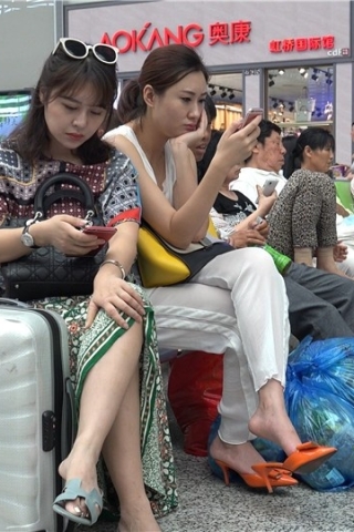 查看完整内容：4K - 超高颜值街拍美足女神姐妹 [2.81 GB/MP4] （视频版） - 共9张图片