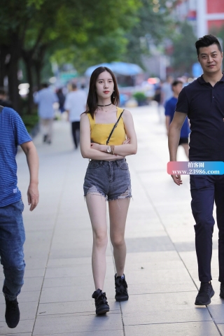 街拍膏药热裤美腿小姐姐