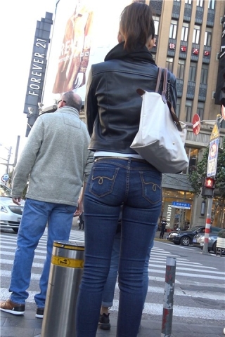 4K - 堪称完美身材街拍牛仔美臀女神 [795 MB]（视频版）