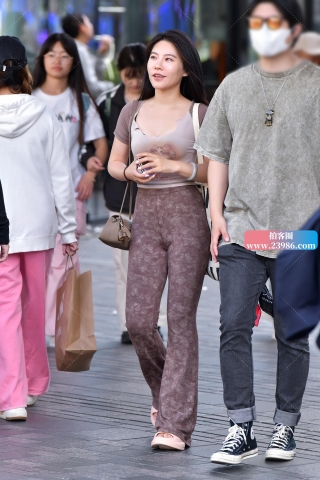 ★圆领紧身裤美女