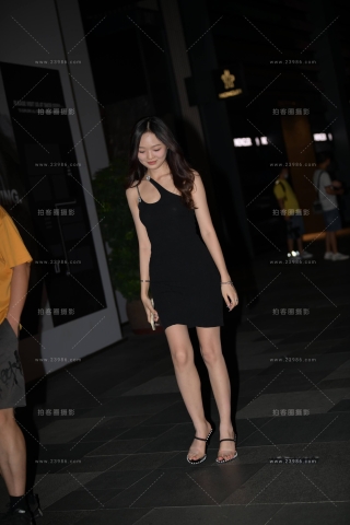夜拍黑色裙美腿女神