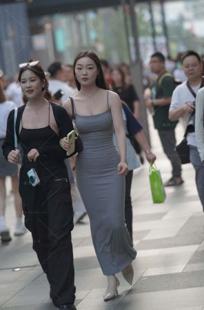 街拍灰色吊带裙美眉