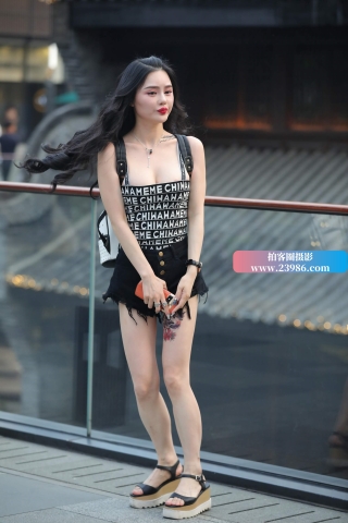 搭讪街拍黑短热牛美眉